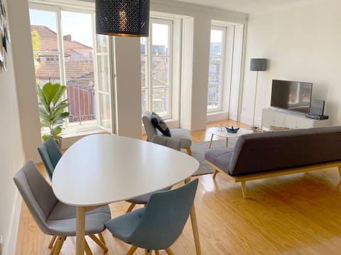 Popular Airbnb listing: Starry Night Balcony in União Das Freguesias De Cedofeita, Santo Ildefonso, Sé, Miragaia, São Nicolau E Vitória
