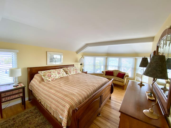 Chambre principale avec vue sur l'océan. Endormez-vous au bruit des vagues.