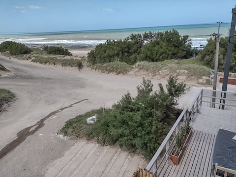 Successful Airbnb property: Oceanfront corner apartment with deck, 5 minutes from golf in Quequén