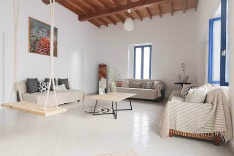 Top Airbnb: 100+ Year Old Traditional Cycladic House in Δήμος Ιητών