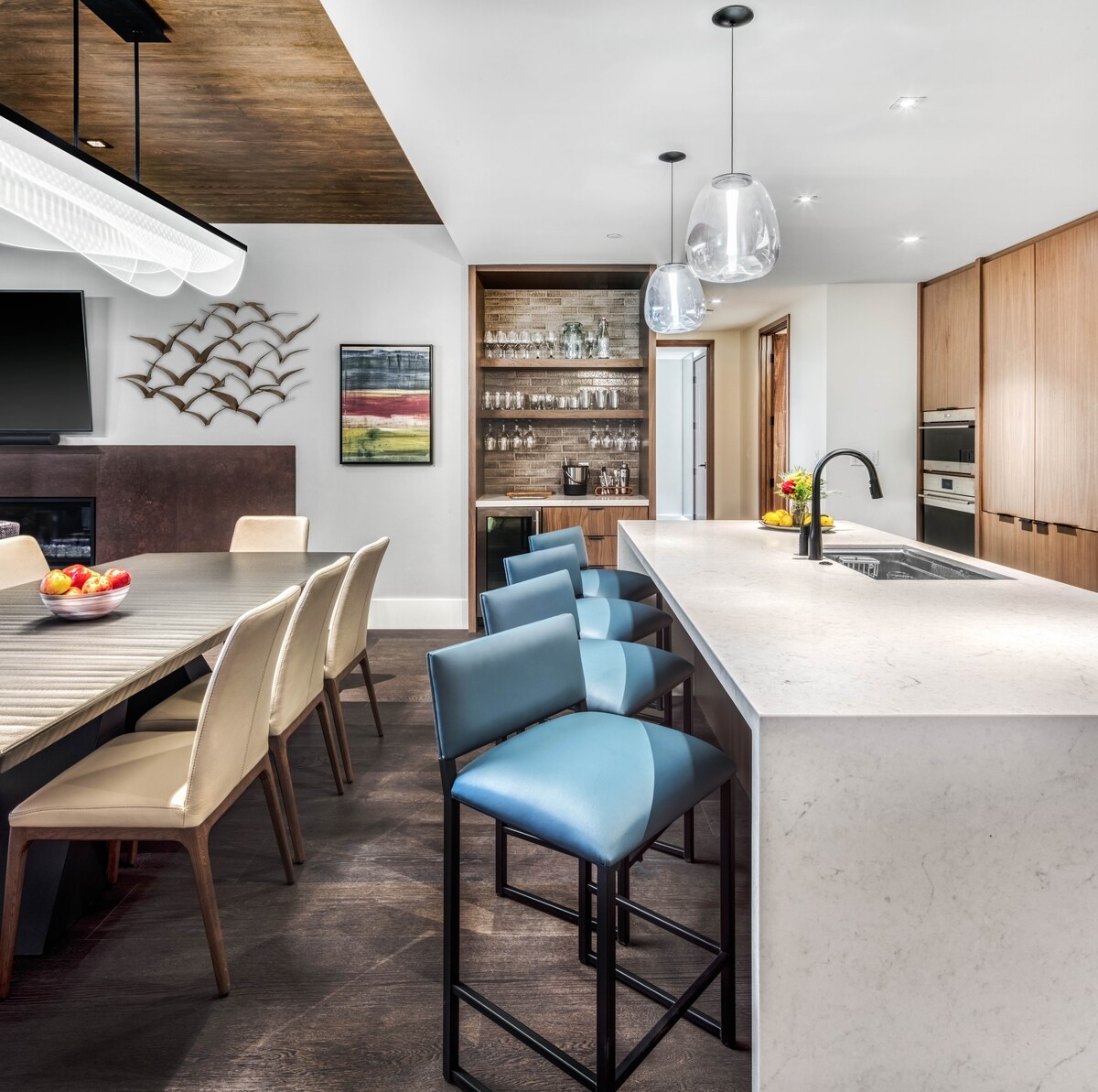 Airbnb Luxe: 50 ft to Lift, Bowling, Spa Pool