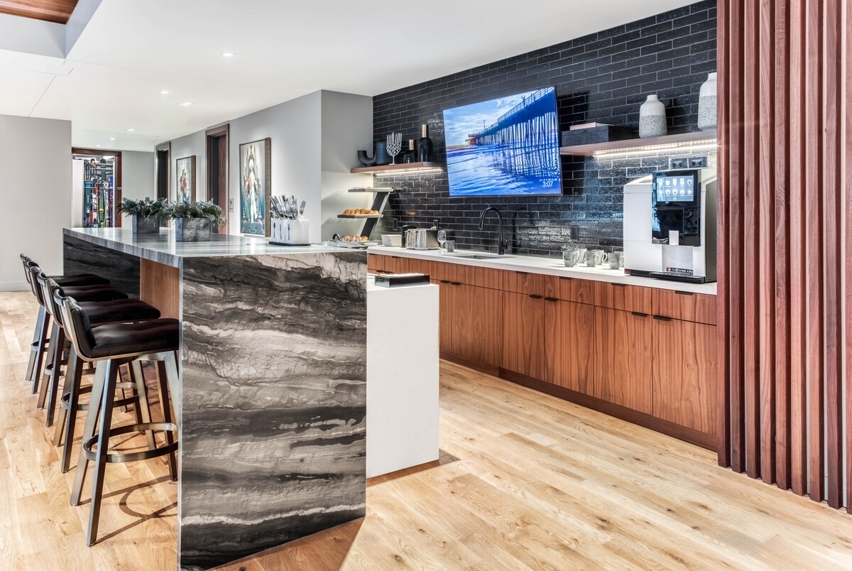 Airbnb Luxe: 50 ft to Lift, Bowling, Spa Pool