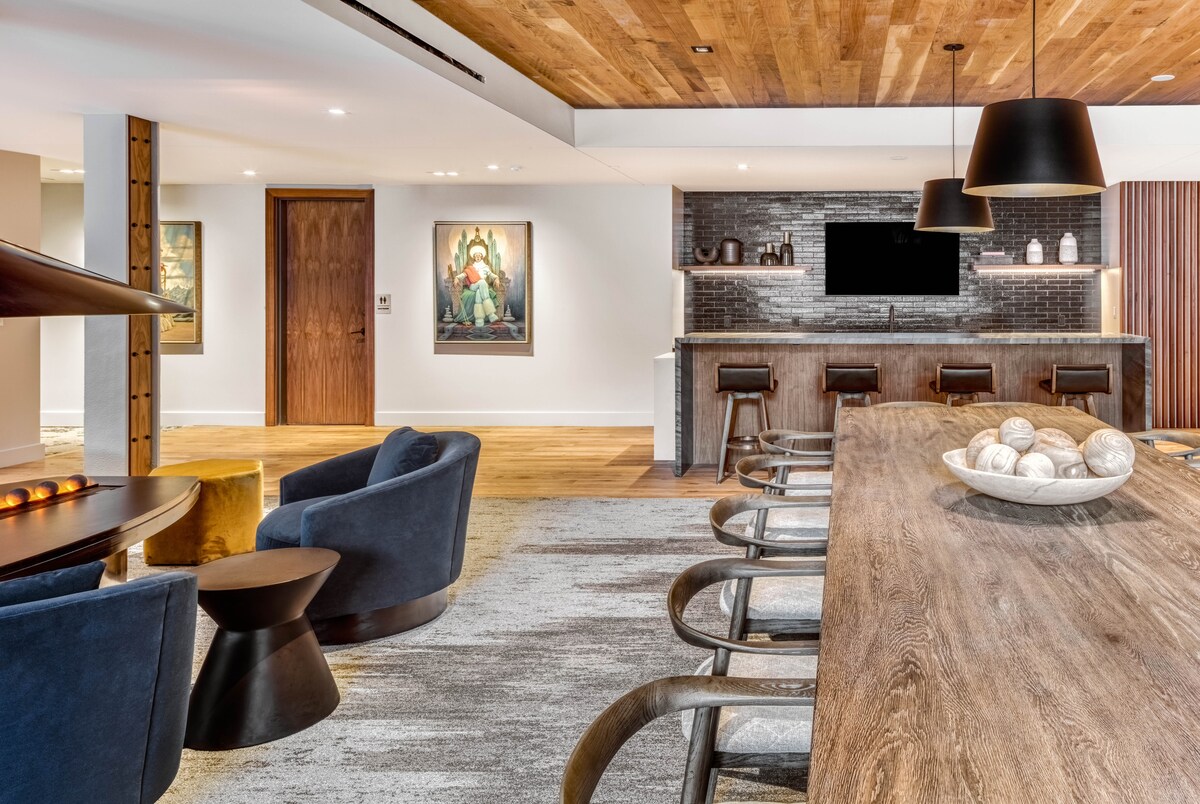 Airbnb Luxe: 50 ft to Lift, Bowling, Spa Pool