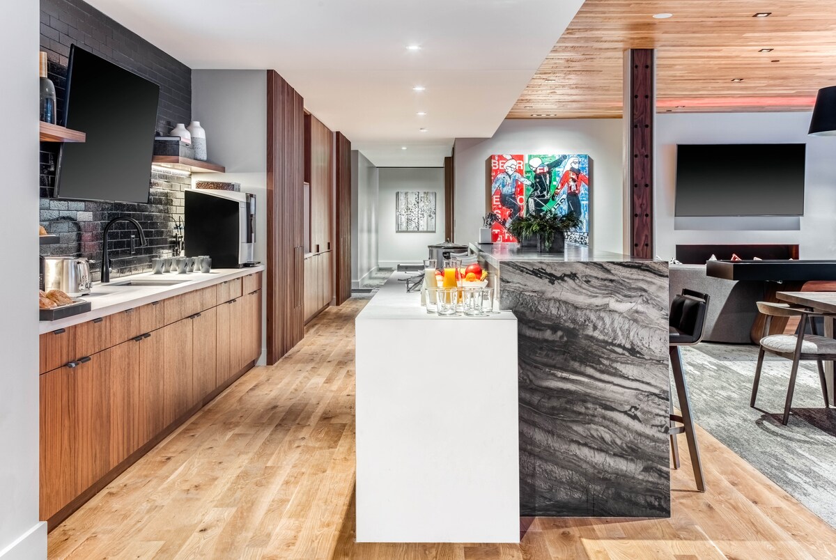 Airbnb Luxe: 50 ft to Lift, Bowling, Spa Pool