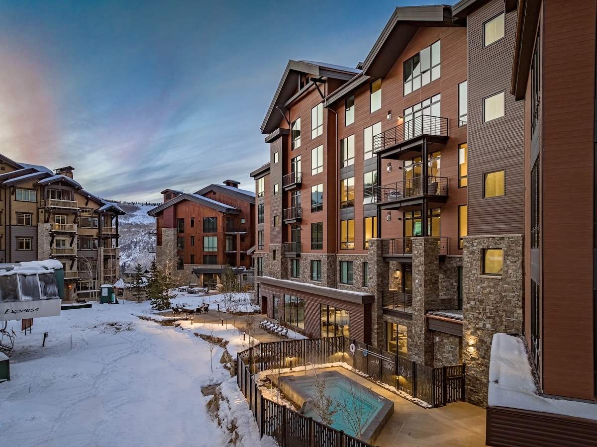 Airbnb Luxe: 50 ft to Lift, Bowling, Spa Pool
