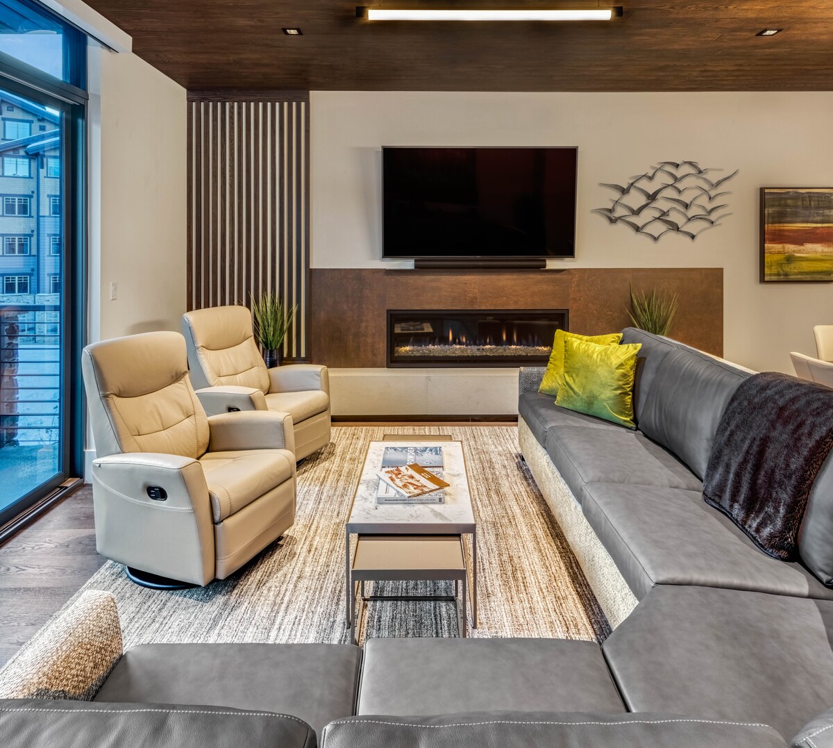 Airbnb Luxe: 50 ft to Lift, Bowling, Spa Pool