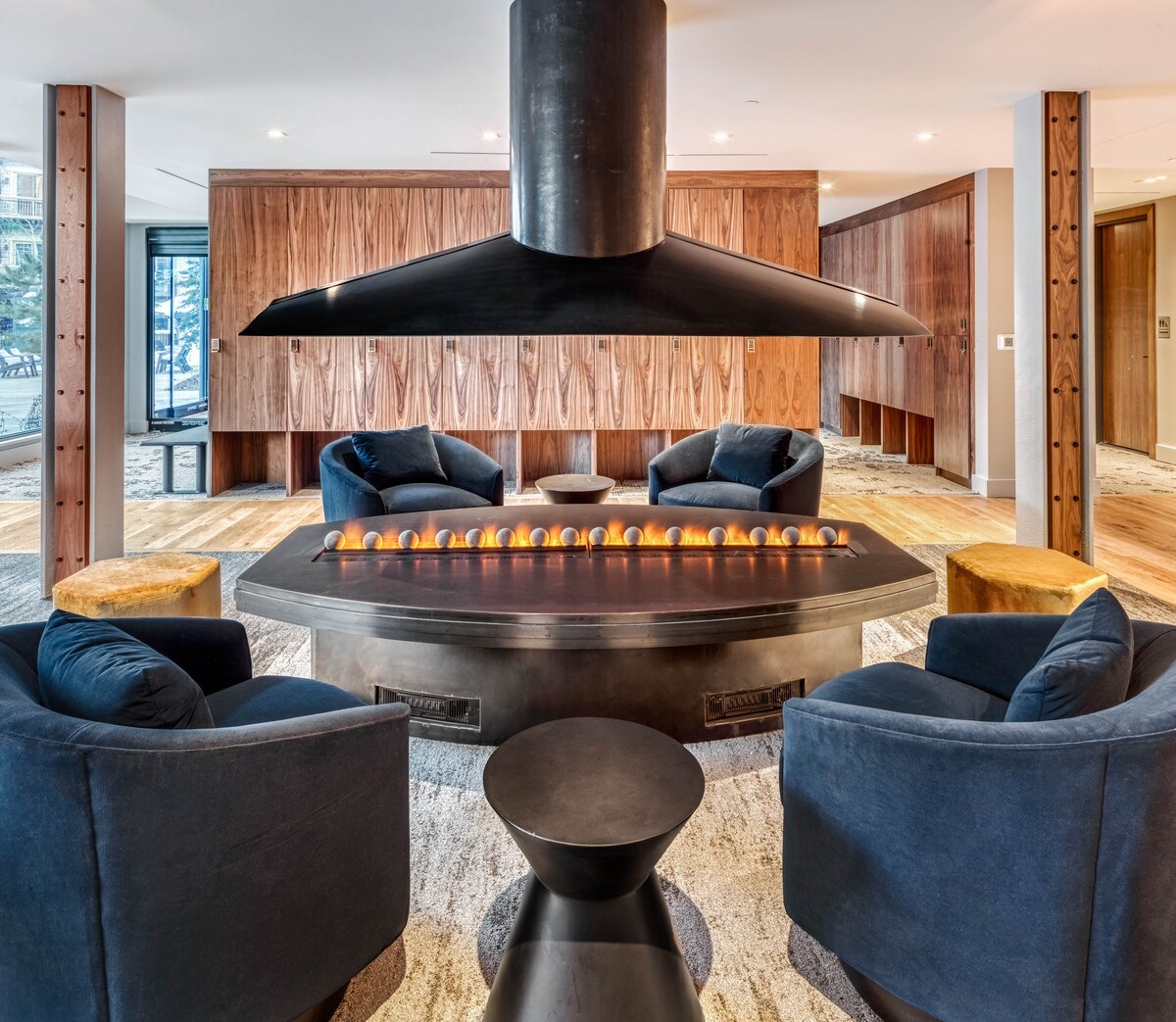 Airbnb Luxe: 50 ft to Lift, Bowling, Spa Pool