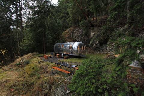 Secluded & Cozy Mountain Airstream + Outdoor Tub