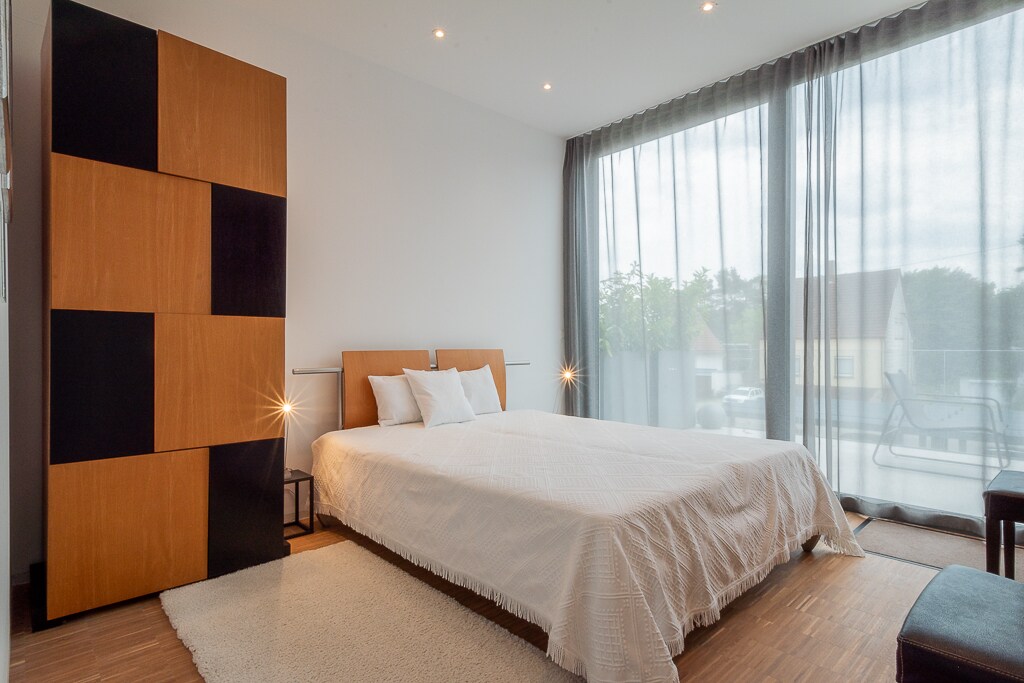 Dhoma e gjumit 2 (krevat 160 cm  x 200 cm) TV në dollap përballë krevatit