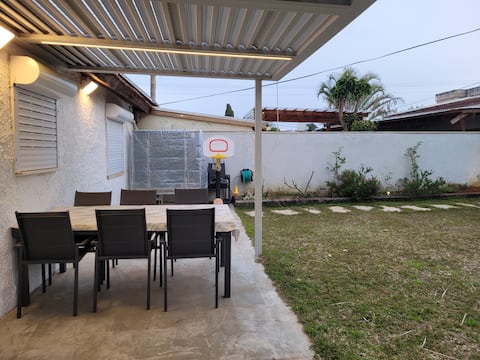 A private 4-bedrooms house with a huge garden