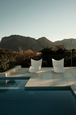 Villa de luxe avec piscine a débordement gallery image 3