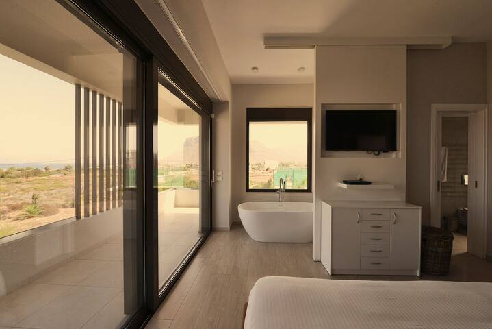 Villa de luxe avec piscine a débordement gallery image 5