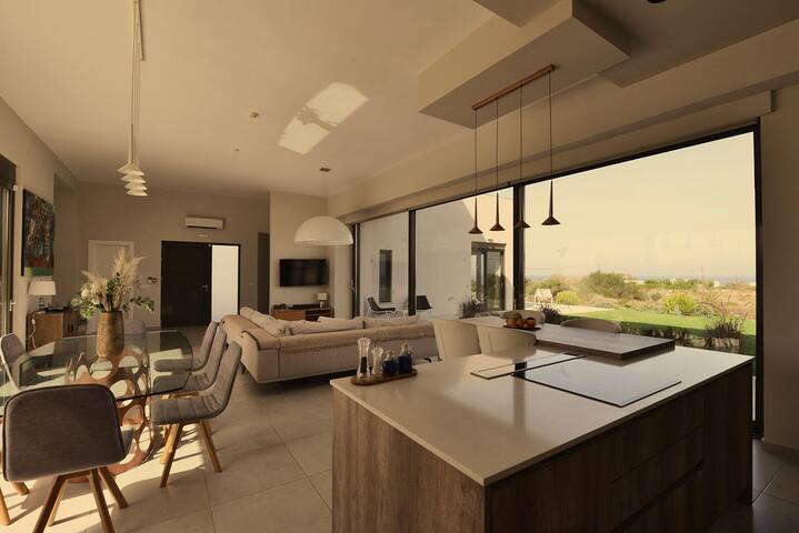 Villa de luxe avec piscine a débordement gallery image 2