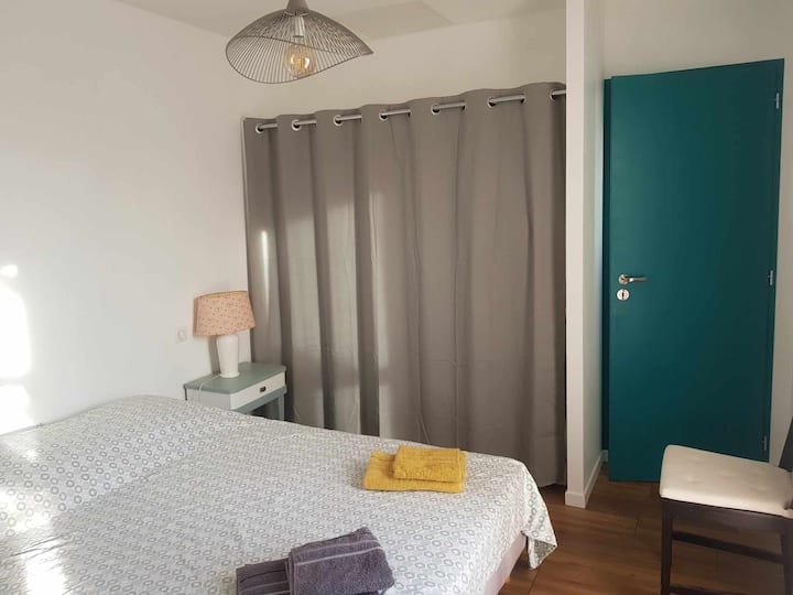 Საძინებელი და მისი საგარდერობო ოთახი.