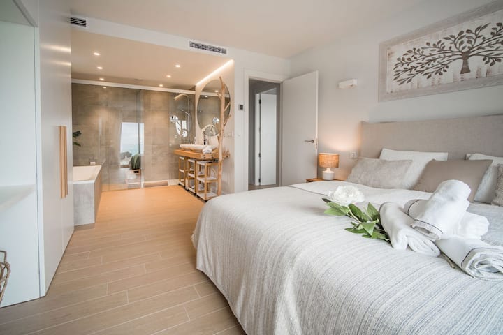 Main bedroon with ensuite bathroom