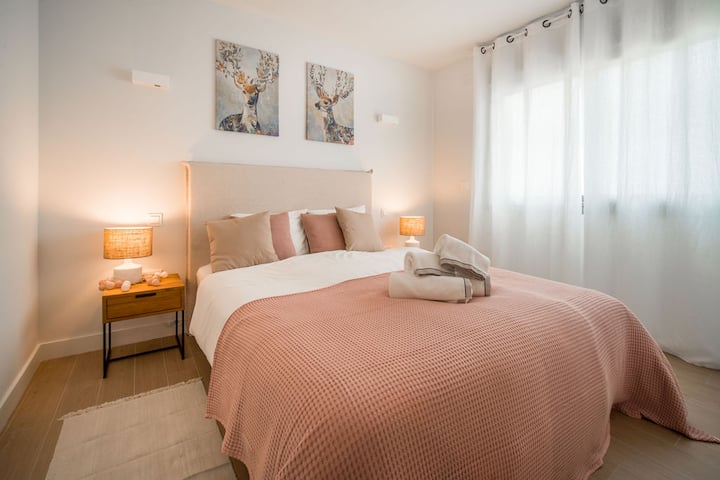 Bedroom rose 'el silencio' with Samsung TV