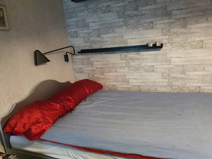 Spálňa na hornom poschodí s posteľou širokou 120 cm.