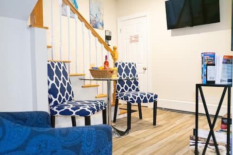 Modern & Cozy 3-BR Condo near Downtown