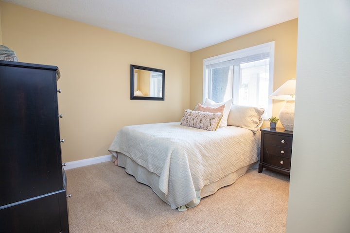 ห้องนอน 2 พร้อมเตียงควีนไซส์