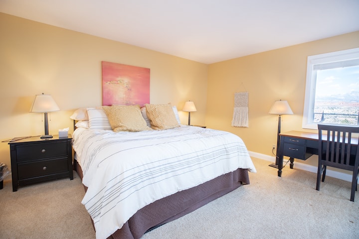 ห้องนอนใหญ่พร้อมเตียงคิงไซส์ที่สะดวกสบาย