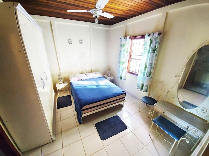 Suite con cama matrimonial, ventilador de techo y TV por cable