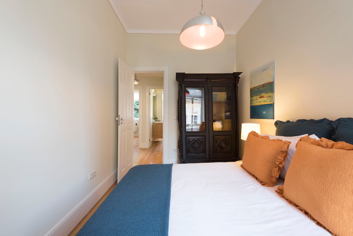 Mlango wa chumba cha tatu na maelezo ya fanicha ya Retro. 