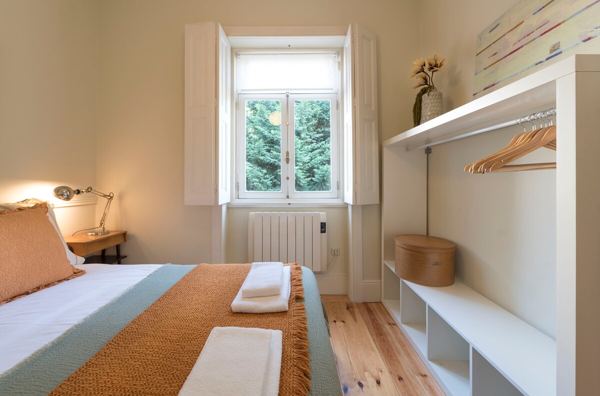 Chumba cha pili chenye mwonekano wa bustani. 