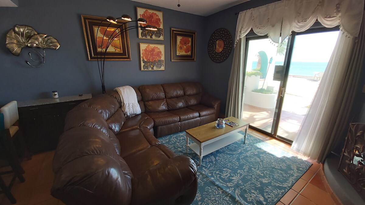 Дневна соба со поглед кон океанот