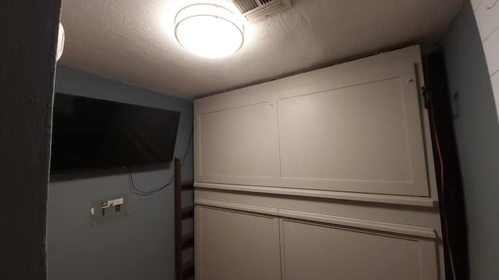 Toto sú postele Murphy... horná je dvojča (viac-menej) a spodná je plnohodnotná.  Boli ručne vyrobené, takže merania nie sú presné :-)