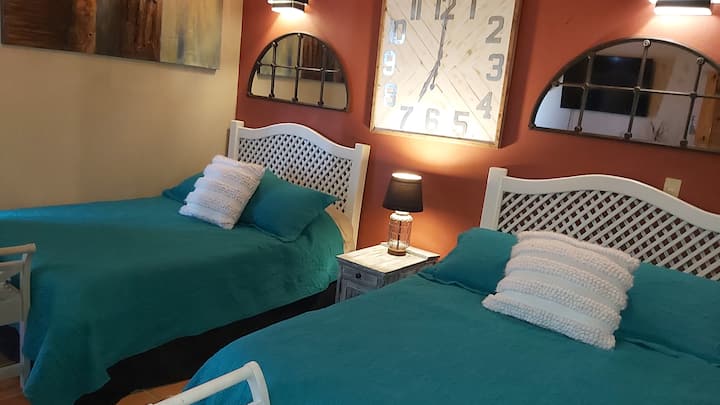 Spálňa pre hostí - na poschodí.  Dve veľké postele