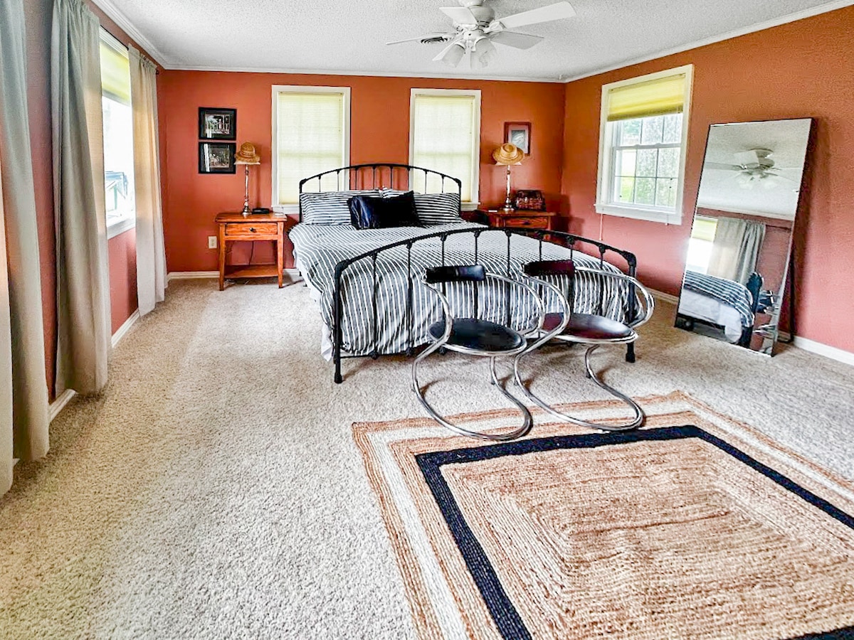 спална соба 1 од 3 со душек со големина на брачен кревет (горен дел од латекс, цврст)