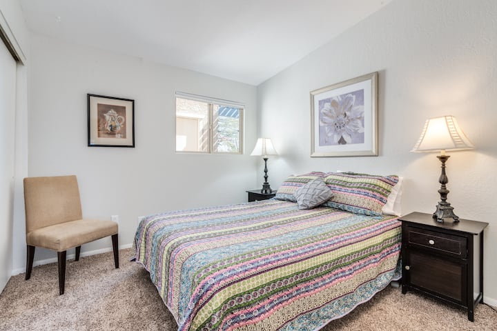 غرفة نوم 2، بسرير بحجم كبير.