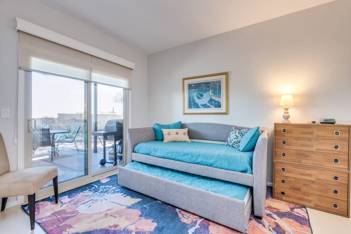 سرير مزدوج مع تراندل ، يتسع لنوم شخصين.