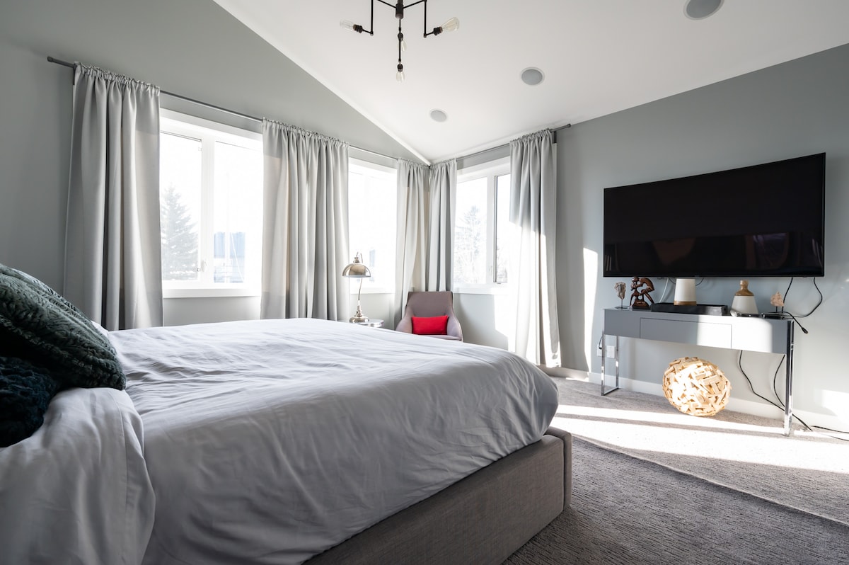 Отворете ги завесите за да го поканите сонцето!    Ова е една од нашите омилени соби во куќата.  Накосениот таван дава чувство на поткровје, а бањата е апсолутно извонредна