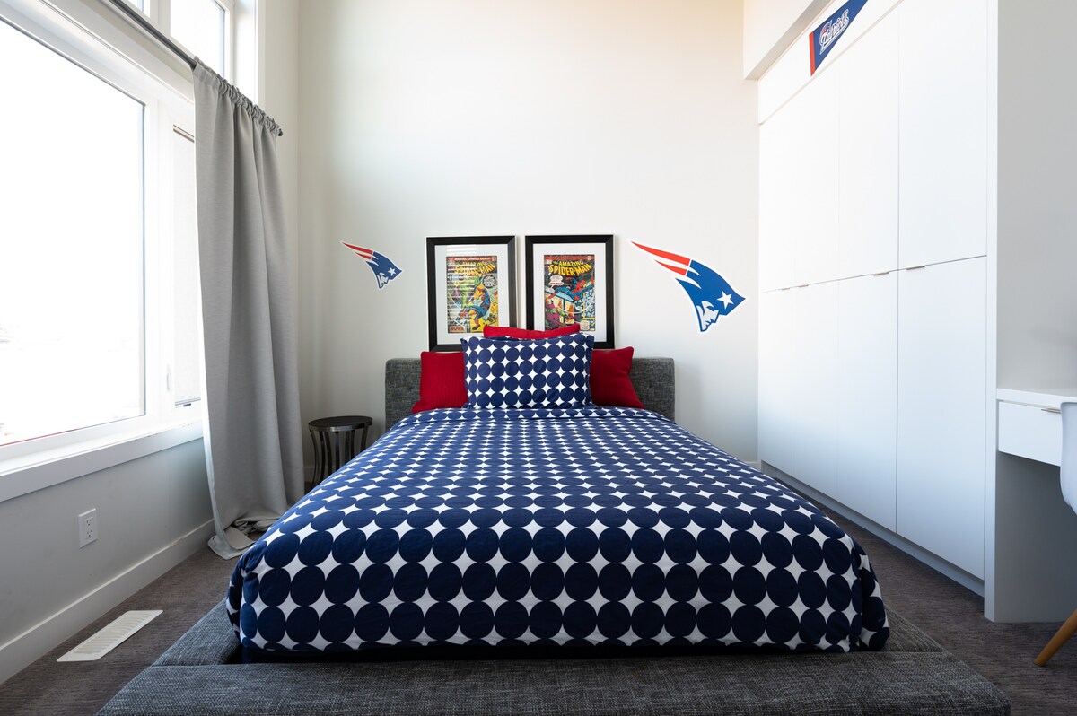 Големиот удобен брачен кревет (широк 150-179 см) е најдобриот начин да се наполните со полнење на семејните одмори 