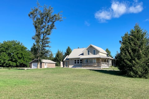 Charming farmhouse next to TC Horseshows.