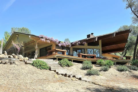 Alpaca Ranch Retreat: Hot Tub · Lake · Trails!