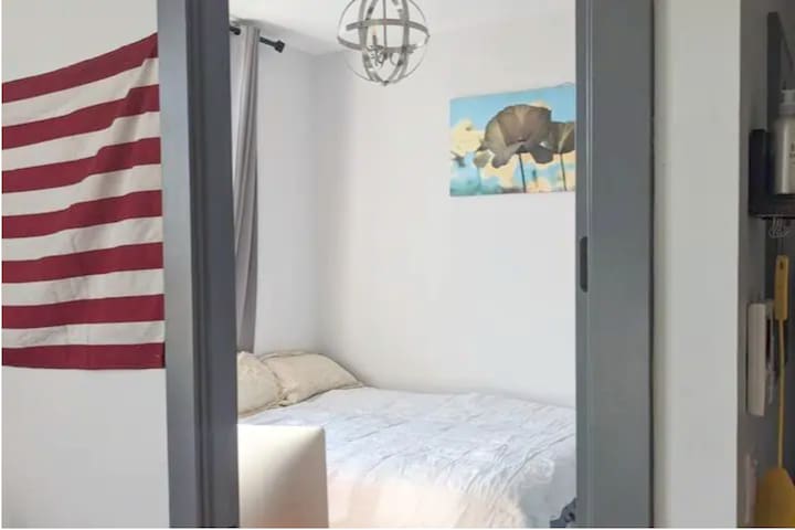 The Cloud 9 Suite – Qn Bed, Large TV+Office+Gym!