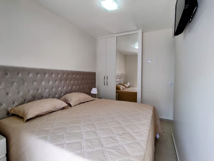 ¡Habitación 2!
¡Suite, con cama tamaño king en caja ( 1,93 x 2,03) donde hace que sea posible dormir una pareja con un niño !
¡Armario con espejo !
Aire acondicionado inversor de 9000 BTU.
¡Smart TV de 32 pulgadas!