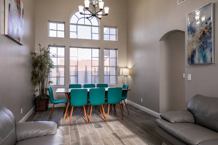 Spacious! 4BR, 3mi to airport! Strip views & Pool! gallery image 2