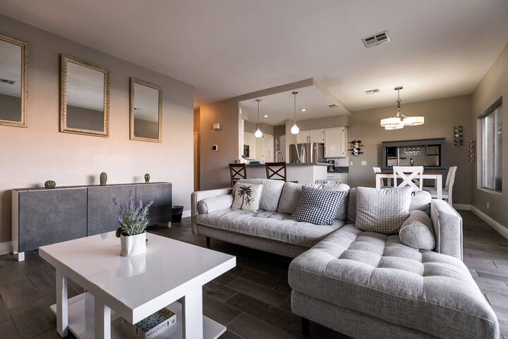 Spacious! 4BR, 3mi to airport! Strip views & Pool! gallery image 5