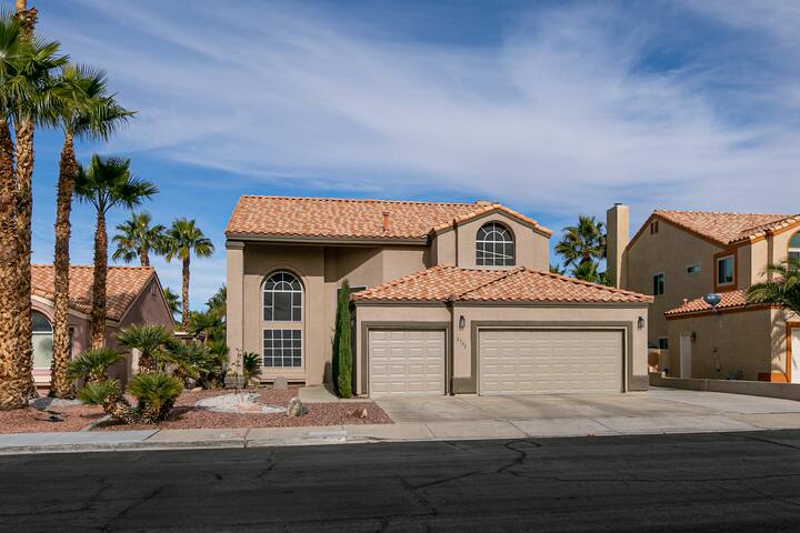 Spacious! 4BR, 3mi to airport! Strip views & Pool! gallery image 3