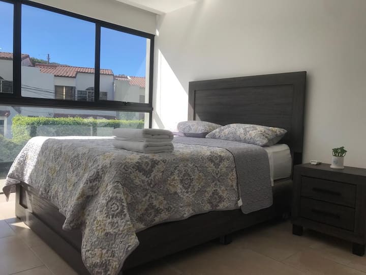 main room with A/C.
cortinas blockout.
Cama king size