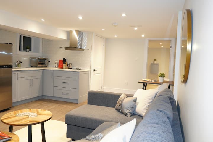 Sebule, Kitanda cha sofa, Chumba cha kupikia, Meza ya Kula/Kazi.