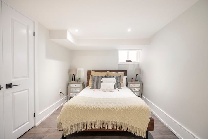 Chumba kikuu cha kulala kilicho na kitanda cha watu wawili, godoro la Juno lenye starehe sana na kabati kamili upande wa kushoto. 