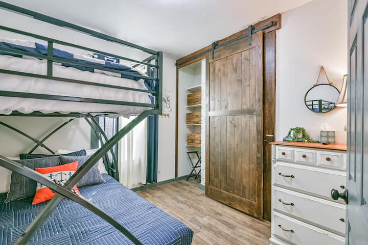 Спалня 2, двуетажно легло в пълен размер и двуетажно легло