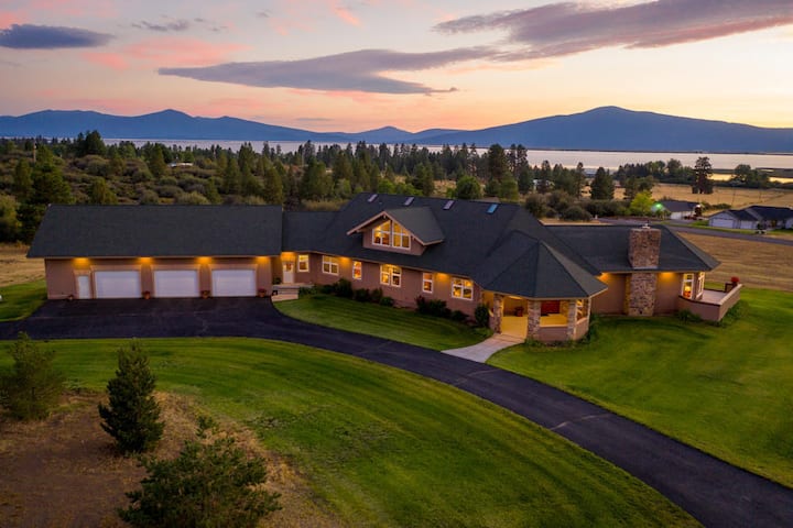 Luxury Mansion near Crater Lake!