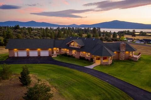 Luxury Mansion near Crater Lake!