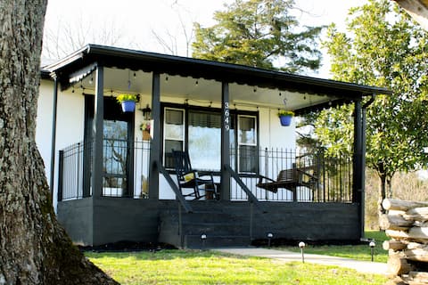 Cheerful 2 Bedroom Cottage minutes from Branson!