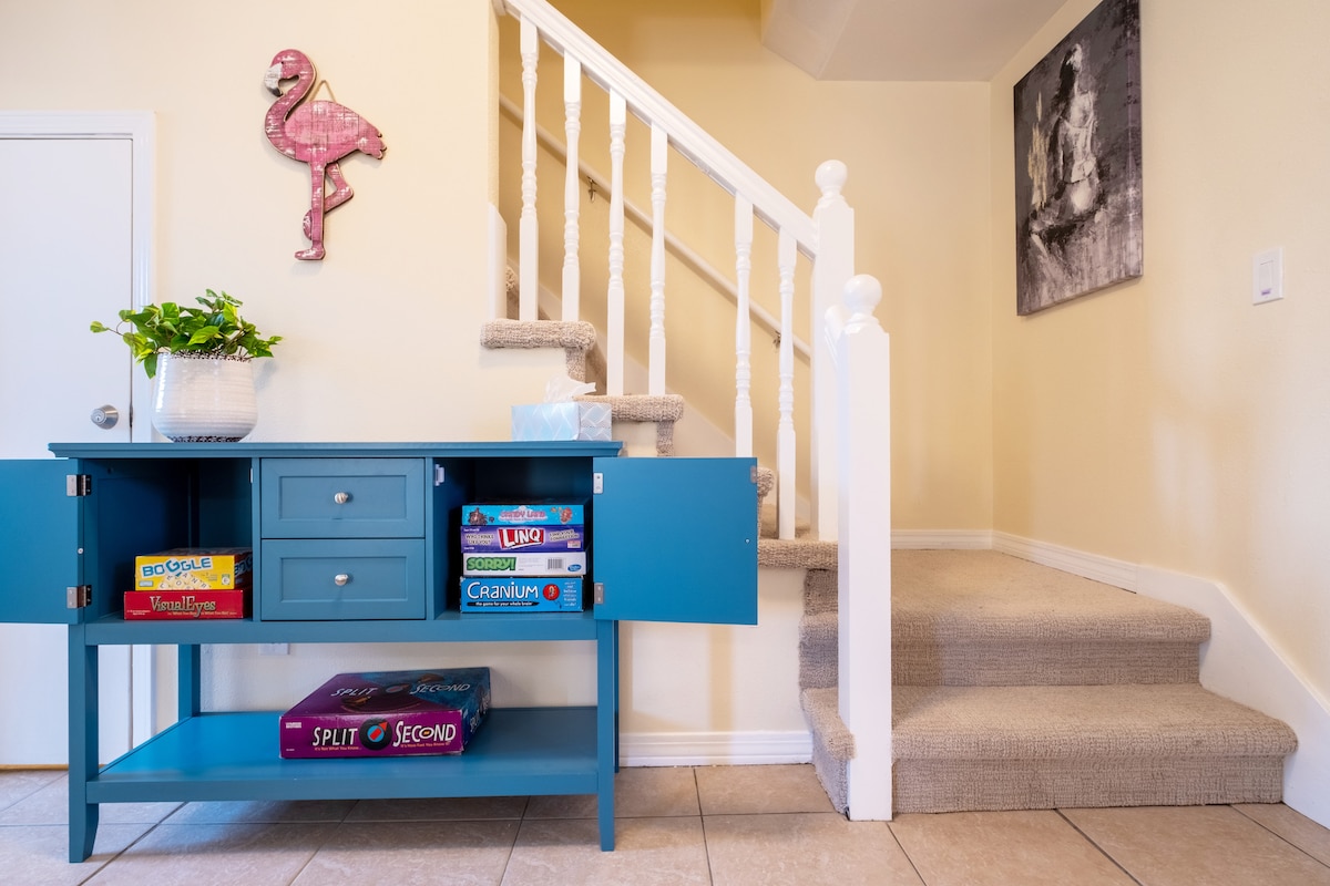 Arreglo de juegos de mesa familiares y juegos de cartas para jugar